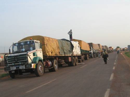 Les 1000 camions de transport de marchandises maliens qui viennent quotidiennement au Sénégal font rentrer 253 milliards de francs CFA par an en termes de recettes dans l’économie sénégalaise, a révélé, mercredi, le secrétaire général des acteurs portuaires du Sénégal, Mamadou Corsène Sarr topnews.sn