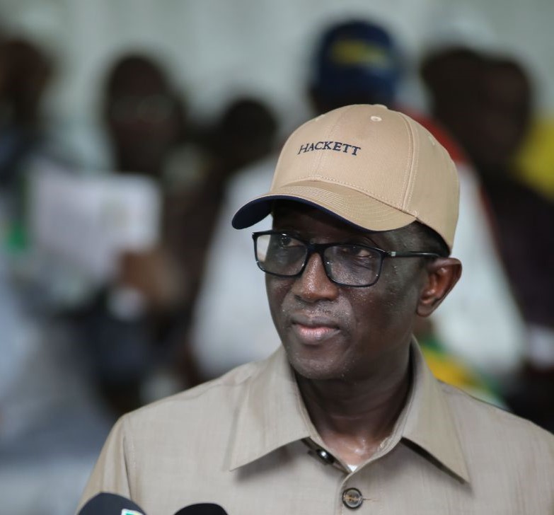 Le Premier ministre s’autorise une correction sur la copie de ses adversaires qui envisagent de sortir de la zone CFA en créant une monnaie locale, une fois au pouvoir. Une question qu’Amadou Ba aborde de façon pointue et sérieuse. Car, indique-t-il, à l’ère des grands ensembles, aucun État ne peut se construire seul. On ne joue pas avec la monnaie car elle est déterminante dans le développement mais surtout elle participe à la souveraineté d’un pays.