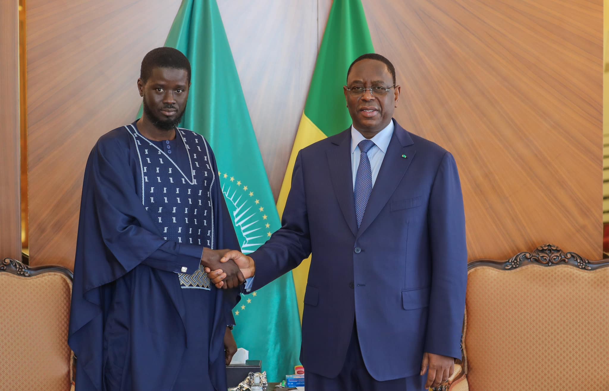 Le nouveau président de la République Bassirou Diomaye Faye a rencontré cet après-midi, le président sortant Macky Sall au palais de la République