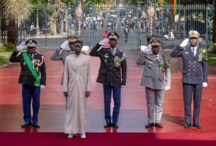 Le Président nouvellement élu, Bassirou Diomaye Faye, a opté pour une levée des couleurs au palais de la République pour marquer cette journée du 4 avril