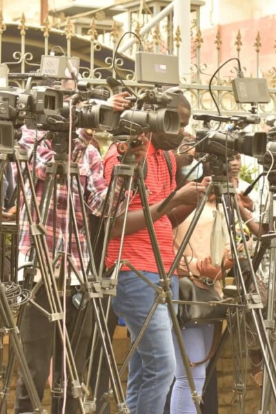 La presse sénégalaise vit des moments très difficiles et la survie du secteur est hypothétique. De nombreuses entreprises sont en situation de quasi-faillite depuis le Covid-19. À terme, la menace de fermeture est bien réelle.