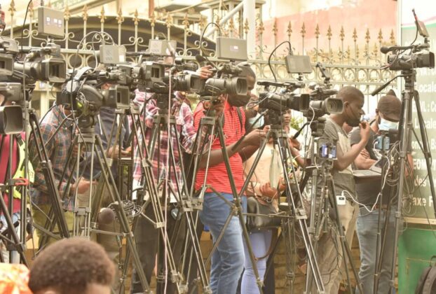 La presse sénégalaise vit des moments très difficiles et la survie du secteur est hypothétique. De nombreuses entreprises sont en situation de quasi-faillite depuis le Covid-19. À terme, la menace de fermeture est bien réelle.