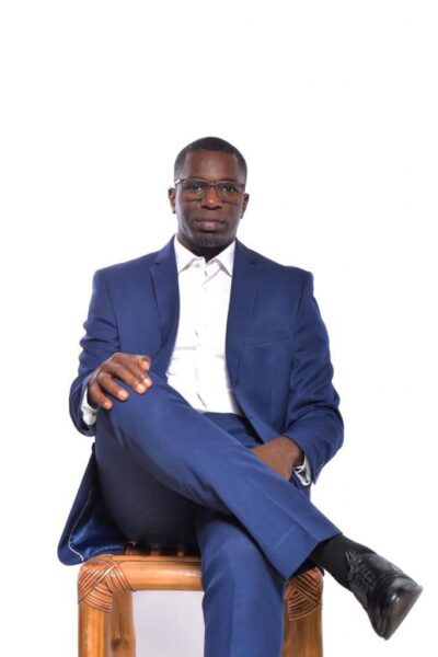 L’article 54 de la Constitution du Sénégal dispose clairement : « La qualité de membre du Gouvernement est incompatible avec le mandat parlementaire (...) Les modalités d’application de cet article sont fixées par une loi organique. »