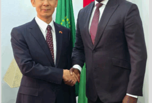 le diplomate chinois a transmis les chaleureuses félicitations du Premier ministre de la République populaire de Chine au chef du gouvernement guinéen, soulignant la longue et solide amitié qui existe entre les deux pays, commencée dans la période de l’indépendance. Il a souligné que, à l’heure actuelle, les relations sino-guinéennes sont à leur point culminant, fruit des actions menées par Son Excellence le Président de la République, le général Umaro Sissoco Embaló