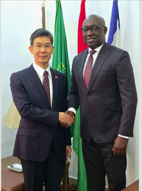 le diplomate chinois a transmis les chaleureuses félicitations du Premier ministre de la République populaire de Chine au chef du gouvernement guinéen, soulignant la longue et solide amitié qui existe entre les deux pays, commencée dans la période de l’indépendance. Il a souligné que, à l’heure actuelle, les relations sino-guinéennes sont à leur point culminant, fruit des actions menées par Son Excellence le Président de la République, le général Umaro Sissoco Embaló