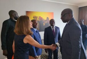 Le Premier ministre de la Guinée Bissau, Braima Camara, a reçu ce vendredi après-midi, en audience, dans un hôtel de Dakar, une délégation d’ambassadeurs de pays lusophones accrédités au Sénégal. La délégation conduite par l’ambassadrice du Portugal au Sénégal, Cristina Pucarinho, était composée de Herminio Moniz, ambassadeur de la République du Cabo-Verde au Sénégal, de Adão Pinto, ambassadeur de la République d’Angola au Sénégal, et d’Armando Albino Arafã, ambassadeur de la République de Guinée-Bissau au Sénégal. Par ailleurs, Braima Camara a remercié fraternellement les hautes autorités sénégalaises en particulier le Président de la République Bassirou Diomaye Faye, son Premier ministre, Ousmane Sonko, ainsi que le général Birame Diop, ministre des Forces armées, pour leur accueil et leur soutien sans faille durant son séjour au Sénégal. Pour rappel, Braima Camara était hospitalisé au Sénégal pour une fatigue intense. Il est sorti de l’hôpital, hier, jeudi et devrait incessamment rentrer en Guinée Bissau et reprendre ses activités à la tête du gouvernement.
