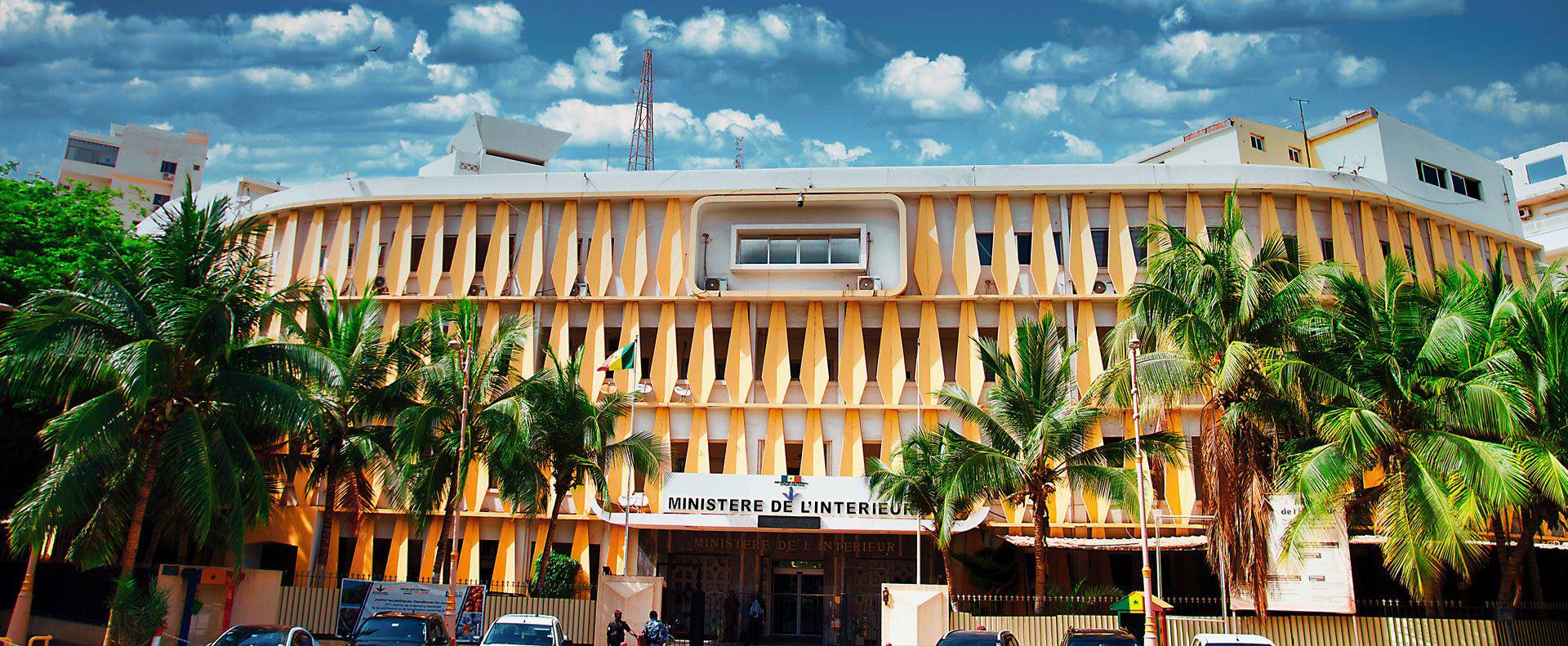 , le Ministre de l'Intérieur et de la Sécurité publique a, à titre conservatoire, décidé de relever de leurs fonctions les chefs de la Division des Investigations criminelles et du Commissariat spécial de l'Aéroport international Blaise Diagne.