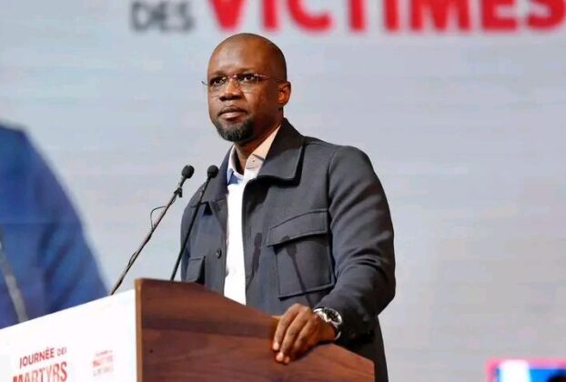 Invité par Pascal Boniface, venu présenter son ouvrage Les 100 maîtres du monde, le Premier ministre Ousmane Sonko a pris la parole ce jeudi 9 avril à Dakar. Évoquant la scène internationale, il a glissé une remarque ironique visant Donald Trump, tout en s’inscrivant dans une réflexion plus large sur l’influence des grandes puissances. Évoquant la posture des dirigeants internationaux, il a glissé une remarque visant indirectement Danald Trump.