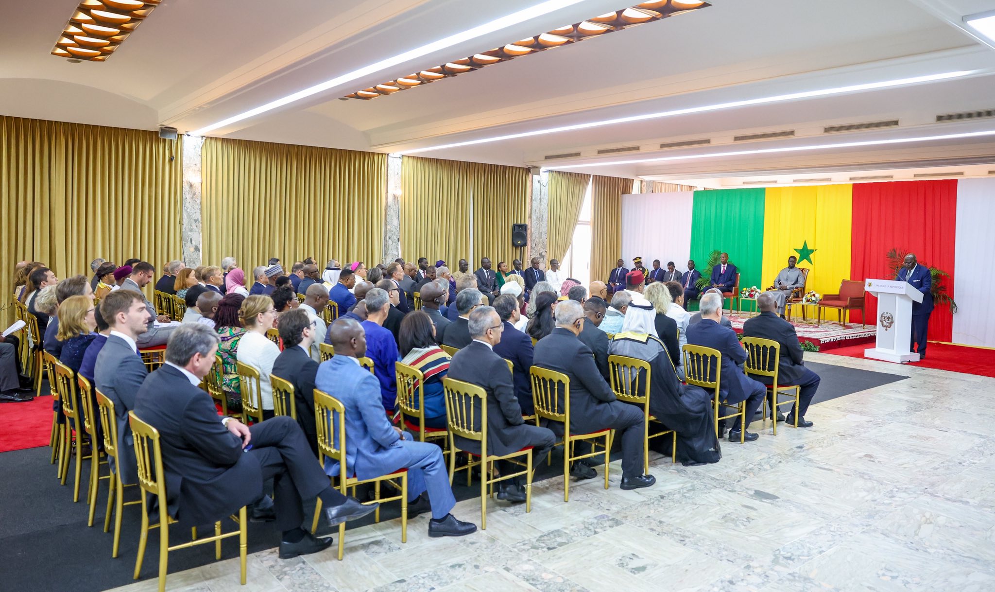 le Chef de l’État a mis en lumière les grands rendez-vous que le Sénégal s’apprête à accueillir, notamment la réunion de haut niveau préparatoire à la Conférence des Nations Unies sur l’eau, la 10ᵉ édition du Forum international de Dakar sur la paix et la sécurité en Afrique, ainsi que les Jeux Olympiques de la Jeunesse