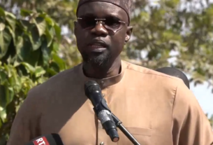 Ousmane Sonko a soutenu que le Sénégal ne manque pas d’argent, mais que les ressources du pays ont été mal gérées. Il a évoqué les secteurs du phosphate, du zircon, de l’or, du pétrole et du gaz, affirmant que l’État travaille actuellement à récupérer ces richesses