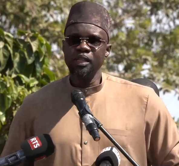 Ousmane Sonko a soutenu que le Sénégal ne manque pas d’argent, mais que les ressources du pays ont été mal gérées. Il a évoqué les secteurs du phosphate, du zircon, de l’or, du pétrole et du gaz, affirmant que l’État travaille actuellement à récupérer ces richesses