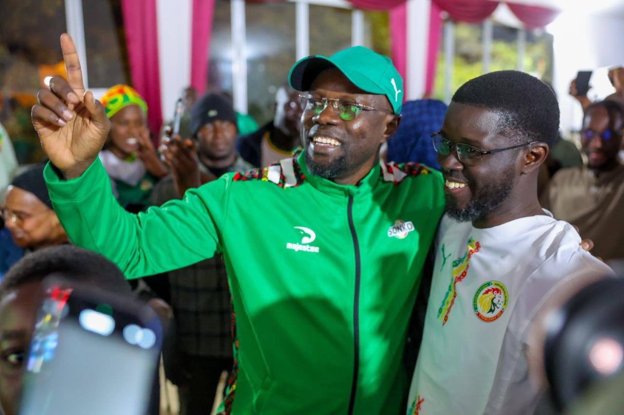 La victoire des Lions face au Sénégal a réconcilié le président de la République, Bassirou Diomaye Faye et son Premier ministre Ousmane Sonko