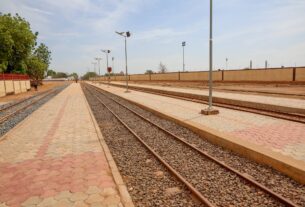À la suite de la visite de l’Université du Sénégal Oriental, le Président de la République, Bassirou Diomaye Faye, a poursuivi sa tournée économique par une visite du chantier de la gare de Tambacounda, infrastructure clé du programme national de modernisation du réseau ferroviaire.