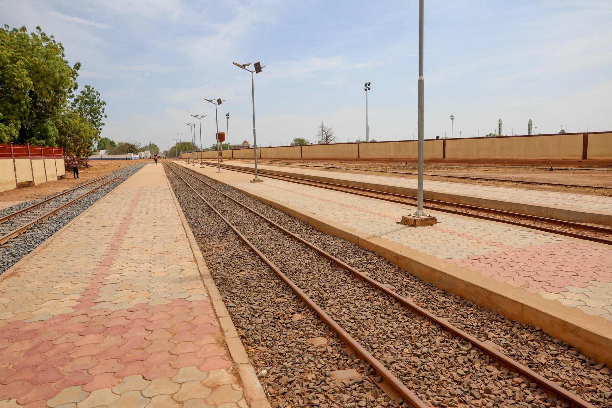 À la suite de la visite de l’Université du Sénégal Oriental, le Président de la République, Bassirou Diomaye Faye, a poursuivi sa tournée économique par une visite du chantier de la gare de Tambacounda, infrastructure clé du programme national de modernisation du réseau ferroviaire.