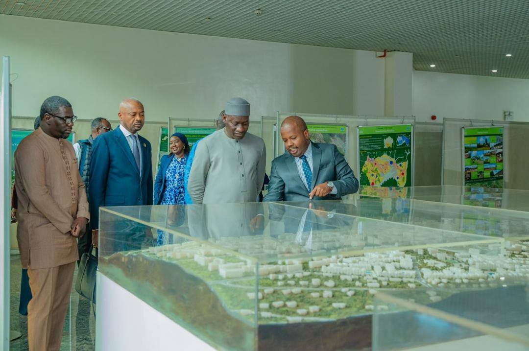 le Maire de la Ville de Dakar, Abass Fall, a été reçu à l’Hôtel de Ville de Kigali par son homologue, Samuel Dusengiyumva, Maire de Kigali